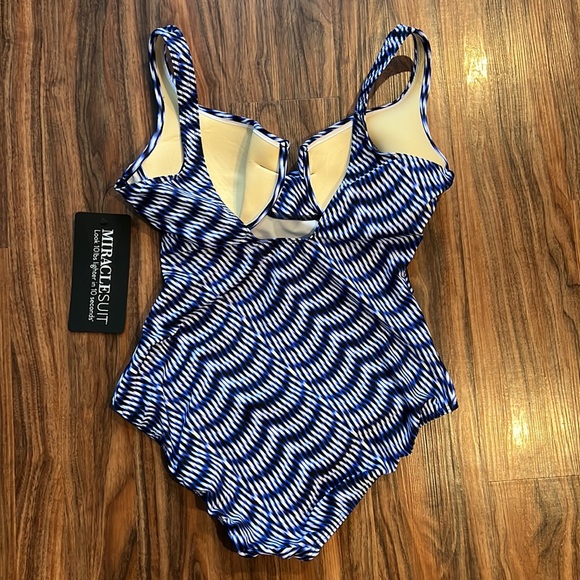 Miraclesuit Hyponotique Criss Cross Escape - Picture 10 of 14